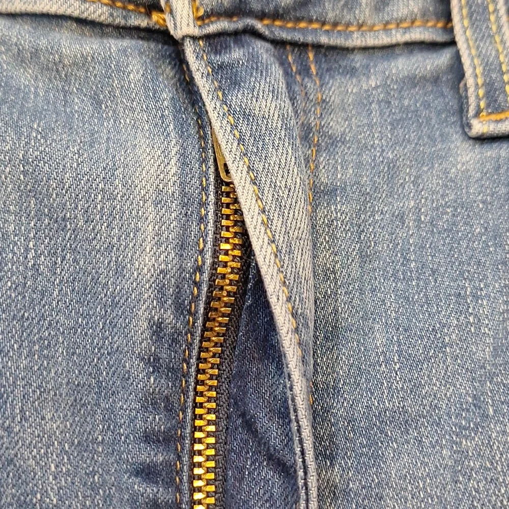 Levis 725 Medium Wash High Rise Bootcut Flare Sz 33 XL Stretch Distressing‎
